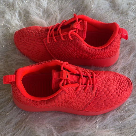 Nike Roshe One DMB Bright Crimson Sneakers - Picture 15 of 16